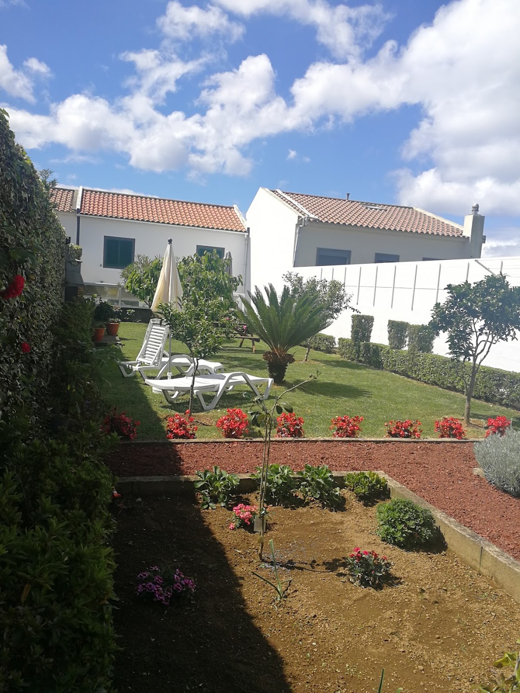 Casa da Horta Açores exterior with white walls and red-tiled roof